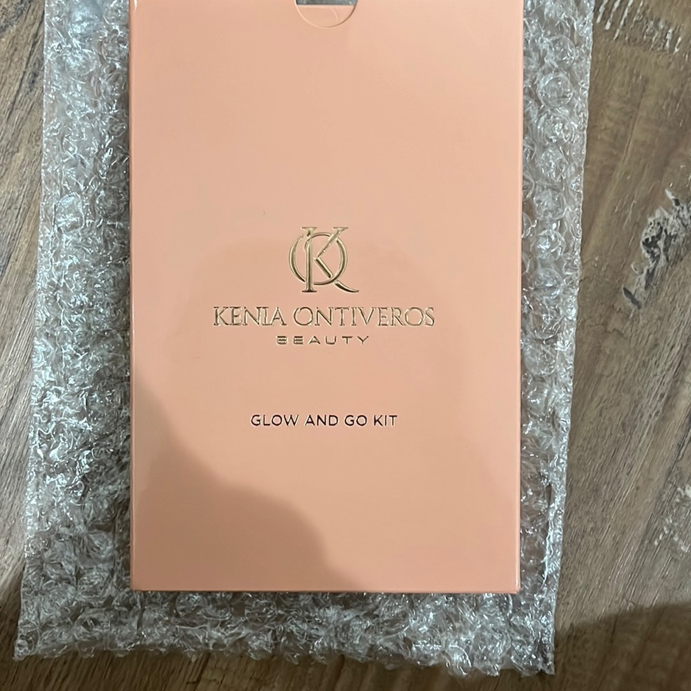 Brand new palette, never used,includes:eyeshadows, brow powders, and face powder